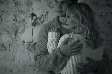 Stüdyoda birbirine aşık genç bir çift / oğlan ve kız samimi bir evin içinde sarılıyorlar.