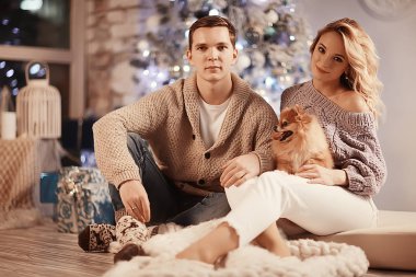 Stüdyoda birbirine aşık genç bir çift / oğlan ve kız samimi bir evin içinde sarılıyorlar.