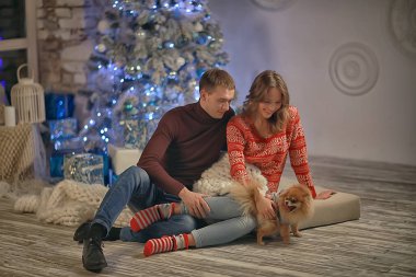 Yılbaşı fotoğraf insanlar / genç adam ve kız Noel iç, rahat dekore edilmiş ev