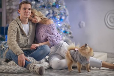 Yılbaşı fotoğraf insanlar / genç adam ve kız Noel iç, rahat dekore edilmiş ev