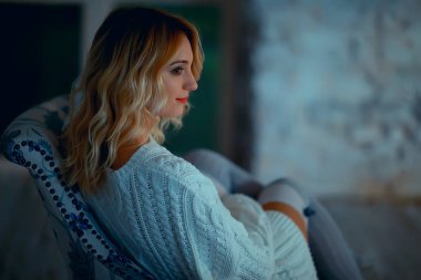 sevimli bir kız kazak stüdyo / güzel genç model, genç sarışın portresi