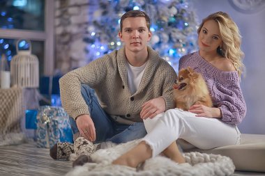 aşıklar küçük köpek Yeni Yıl iç / erkek ve kız kucaklama Noel akşamı, sevimli köpek aile