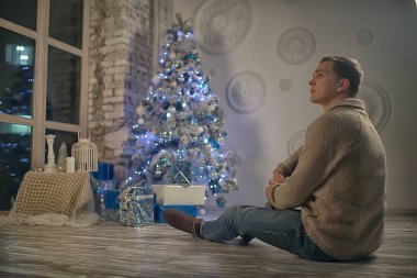 adam Yılbaşı stüdyosunda Noel ağacı / adam modeli süsler