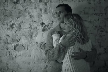 Stüdyoda birbirine aşık genç bir çift / oğlan ve kız samimi bir evin içinde sarılıyorlar.