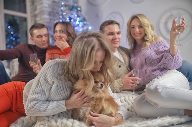insanlar ve şampanya ile kız ve erkek Noel akşamı yeni yıl iç / arkadaşlar bir köpek grubu