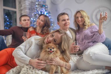 insanlar ve şampanya ile kız ve erkek Noel akşamı yeni yıl iç / arkadaşlar bir köpek grubu