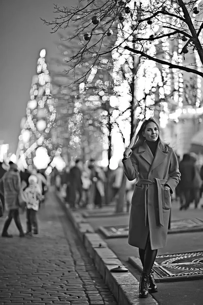 街でクリスマスウォーク 大人の女の子はお祝いの夜に夜の街を歩く 街のライトは新年です — ストック写真