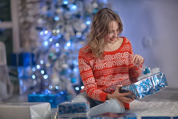 Menina Com Presentes Natal Adulto Jovem Menina Adulta Modelo Interior — Fotografia de Stock