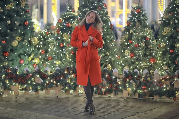 Şehirde Noel Yürüyüşü Yetişkin Kız Bir Festival Gecesi Gece Şehirde — Stok fotoğraf