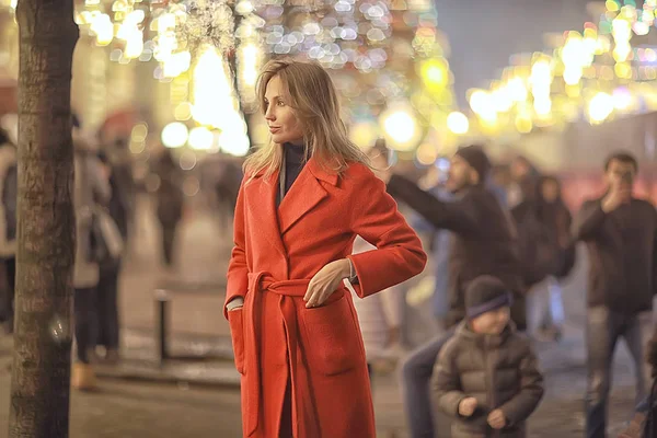 Vinternatt Stadens Ljus Vuxen Flicka Rock Promenad Staden Fashionabla Elegant — Stockfoto