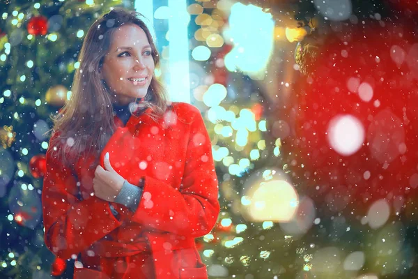 Passeio Natal Cidade Menina Adulta Caminha Cidade Noite Uma Noite — Fotografia de Stock