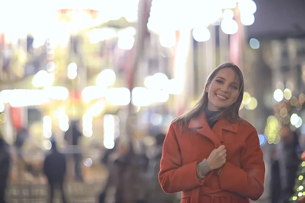 Passeio Natal Cidade Menina Adulta Caminha Cidade Noite Uma Noite — Fotografia de Stock