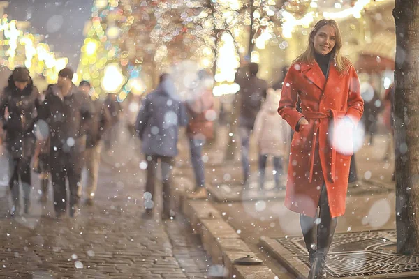 Şehirde Noel Yürüyüşü Yetişkin Kız Bir Festival Gecesi Gece Şehirde — Stok fotoğraf