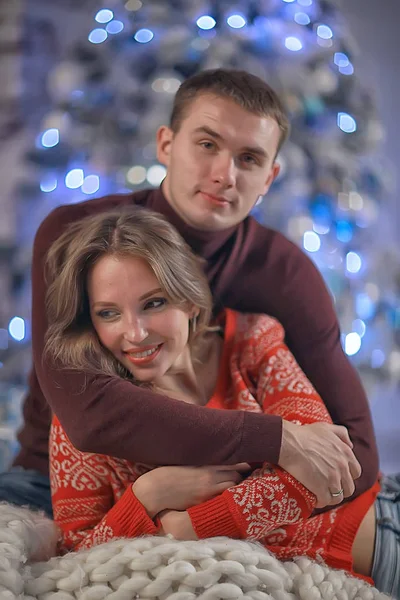 Persone Fotografia Anno Nuovo Giovane Uomo Ragazza Nell Interno Natale — Foto Stock