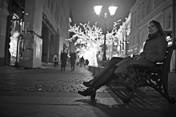 冬の夜市内のコートウォークのライト 大人の女の子 美しいモデルのファッショナブルなイメージ — ストック写真