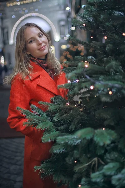 街でクリスマスウォーク 大人の女の子はお祝いの夜に夜の街を歩く 街のライトは新年です — ストック写真