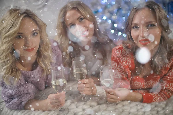 Christmas Girlfriend Girlfriend Girls Drink Champagne New Year Holiday Women — Stock Photo, Image