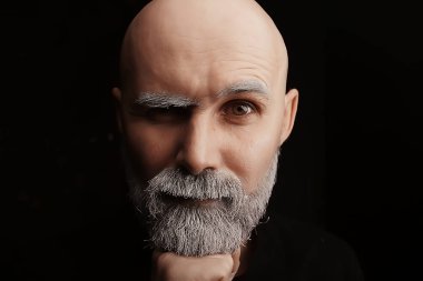 acımasız kel sakallı adam / stüdyo izole, gri sakallı fotoğraf adam, kel kafa