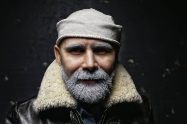 kış giysileri bir sakallı acımasız adam / gri sakallı portre kişi, hipster sıcak giysiler kış