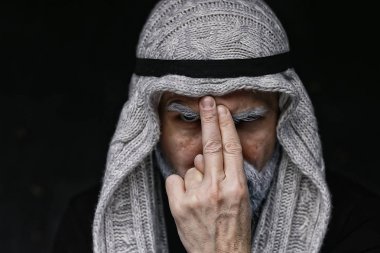 geleneksel elbiseli sakallı makyaj adam / konsept oryantal portre, Arap bir adam gri saçlı beyaz sakal