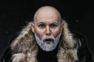 kış giysileri bir sakallı acımasız adam / gri sakallı portre kişi, hipster sıcak giysiler kış