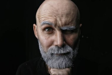 acımasız kel sakallı adam / stüdyo izole, gri sakallı fotoğraf adam, kel kafa