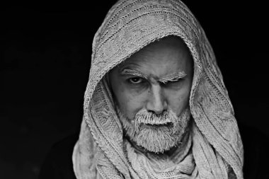 geleneksel elbiseli sakallı makyaj adam / konsept oryantal portre, Arap bir adam gri saçlı beyaz sakal