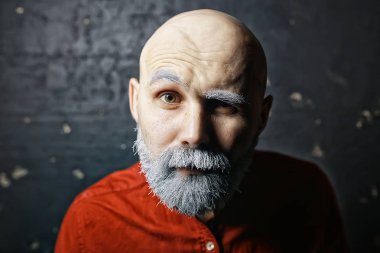 Santa Claus hipster / moda modern Noel Baba portresi, gri sakallı genç adam, Noel kış portresi