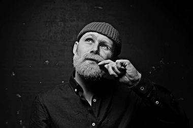 kış giysileri bir sakallı acımasız adam / gri sakallı portre kişi, hipster sıcak giysiler kış