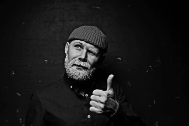 kış giysileri bir sakallı acımasız adam / gri sakallı portre kişi, hipster sıcak giysiler kış