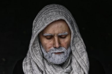 geleneksel elbiseli sakallı makyaj adam / konsept oryantal portre, Arap bir adam gri saçlı beyaz sakal
