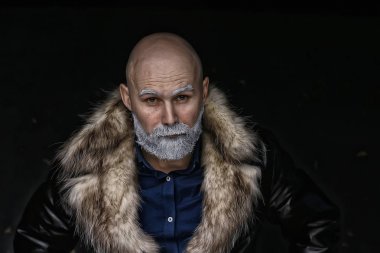 kış giysileri bir sakallı acımasız adam / gri sakallı portre kişi, hipster sıcak giysiler kış