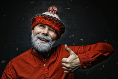 Santa Claus hipster / moda modern Noel Baba portresi, gri sakallı genç adam, Noel kış portresi