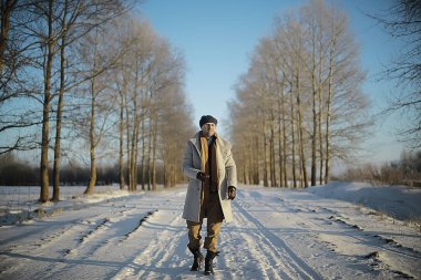bir ceket / kış tarzı moda adam, kış manzara, karlı hava, sıcak giysilerin fon karşı yürümek