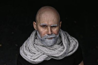 kış giysileri bir sakallı acımasız adam / gri sakallı portre kişi, hipster sıcak giysiler kış