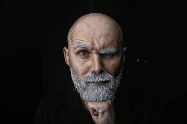 acımasız kel sakallı adam / stüdyo izole, gri sakallı fotoğraf adam, kel kafa