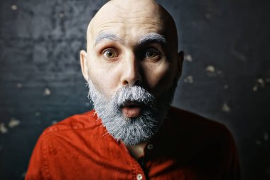 Santa Claus hipster / moda modern Noel Baba portresi, gri sakallı genç adam, Noel kış portresi