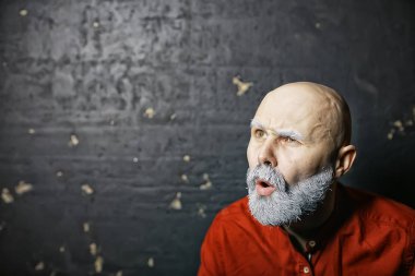 Santa Claus hipster / moda modern Noel Baba portresi, gri sakallı genç adam, Noel kış portresi