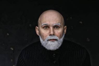 kış giysileri bir sakallı acımasız adam / gri sakallı portre kişi, hipster sıcak giysiler kış