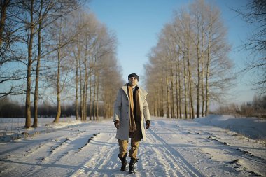 bir ceket / kış tarzı moda adam, kış manzara, karlı hava, sıcak giysilerin fon karşı yürümek
