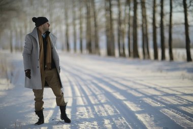 bir ceket / kış tarzı moda adam, kış manzara, karlı hava, sıcak giysilerin fon karşı yürümek