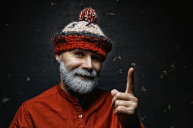 Santa Claus hipster / moda modern Noel Baba portresi, gri sakallı genç adam, Noel kış portresi