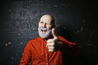 Santa Claus hipster / moda modern Noel Baba portresi, gri sakallı genç adam, Noel kış portresi