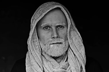 geleneksel elbiseli sakallı makyaj adam / konsept oryantal portre, Arap bir adam gri saçlı beyaz sakal