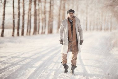 bir ceket / kış tarzı moda adam, kış manzara, karlı hava, sıcak giysilerin fon karşı yürümek