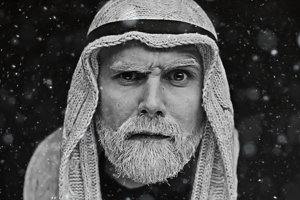 Исламистский Мужчина Портрет Зима Выглядеть Человек Седой Бородой Традиционной Восточной — стоковое фото