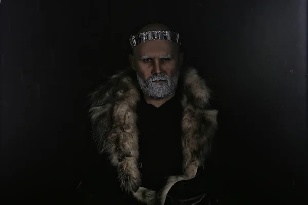 Brutálního Muže Plnovousem Zimních Šatech Portrétních Šedým Plnovousem Zimní Oblečení — Stock fotografie