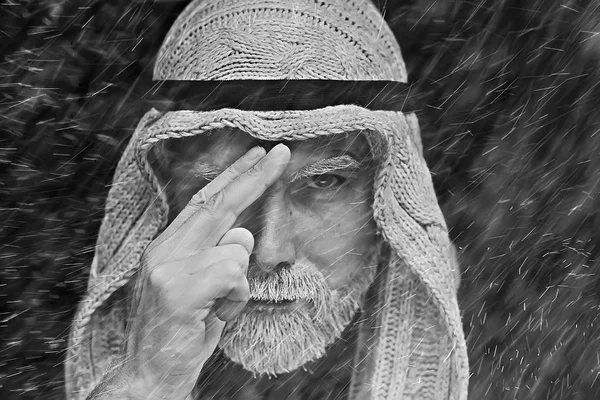 İslami adam portre / gri sakallı kış bakmak adam, geleneksel oryantal giysiler, din kavramı, stüdyo ayarı