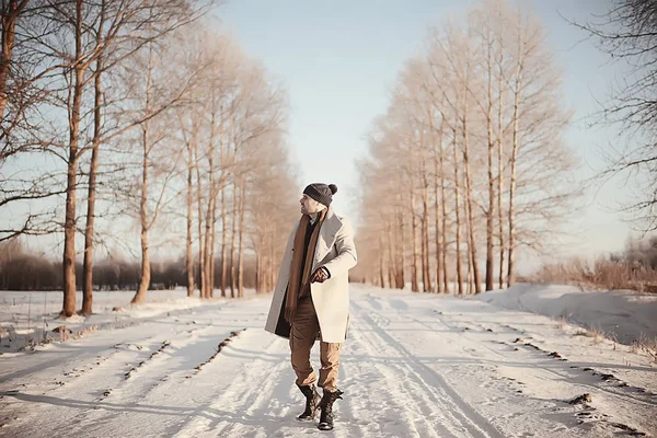 Μοντέρνος Άνθρωπος Ένα Παλτό Χειμώνα Στυλ Περπατήστε Στο Φόντο Του — Φωτογραφία Αρχείου