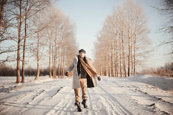 Bir Ceket Kış Tarzı Moda Adam Kış Manzara Karlı Hava — Stok fotoğraf